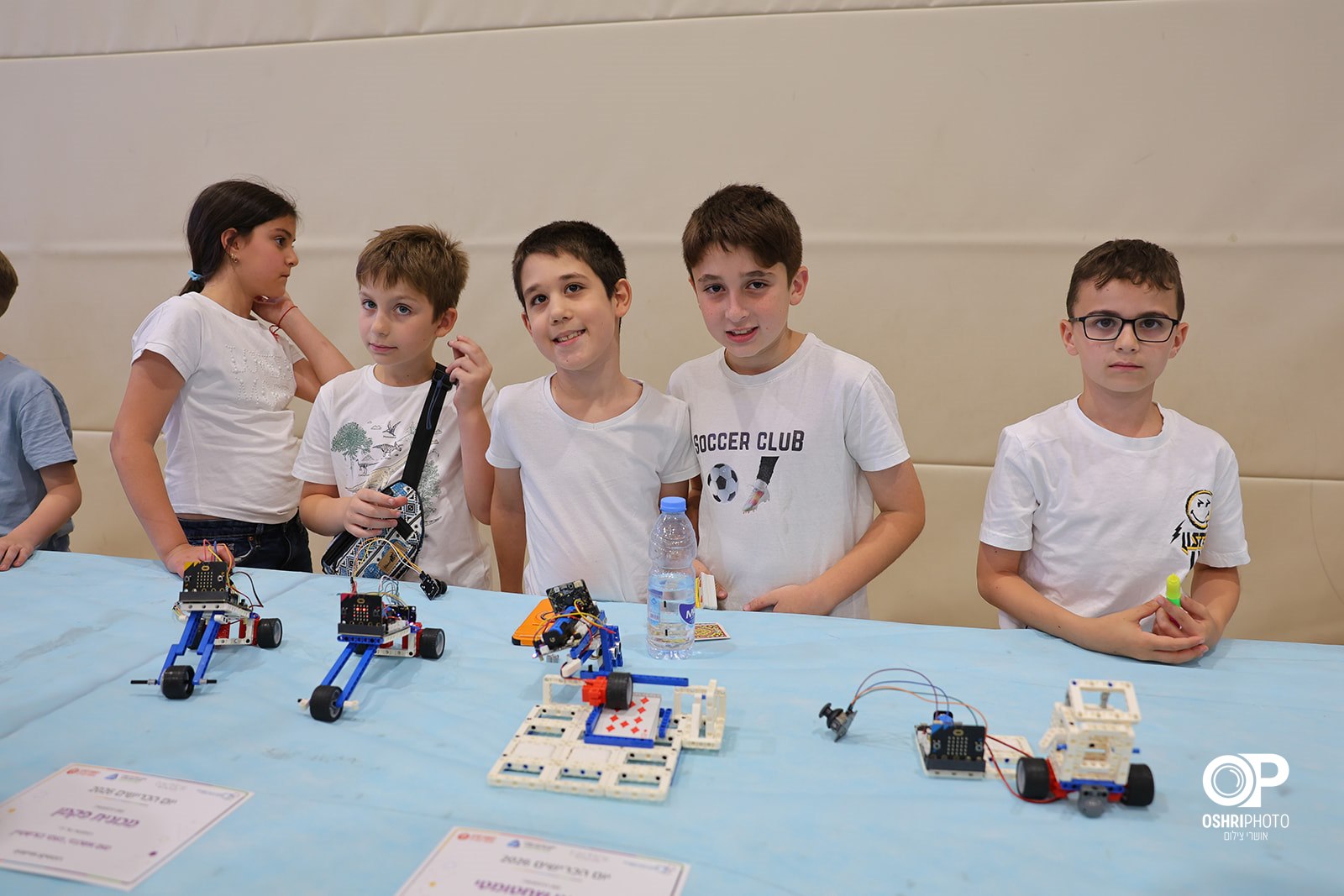 תלמידים עובדים בקבוצה במרכז